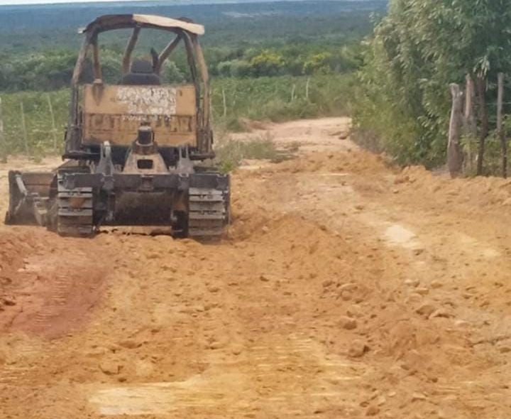 Moradores fazem vaquinha para consertar estrada abandonada pela Prefeitura em Araripe