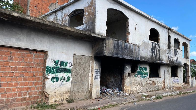 Casarão abandonado no bairro Salesianos preocupa moradores por reincidência de assaltos e aglomeração de usuários de drogas