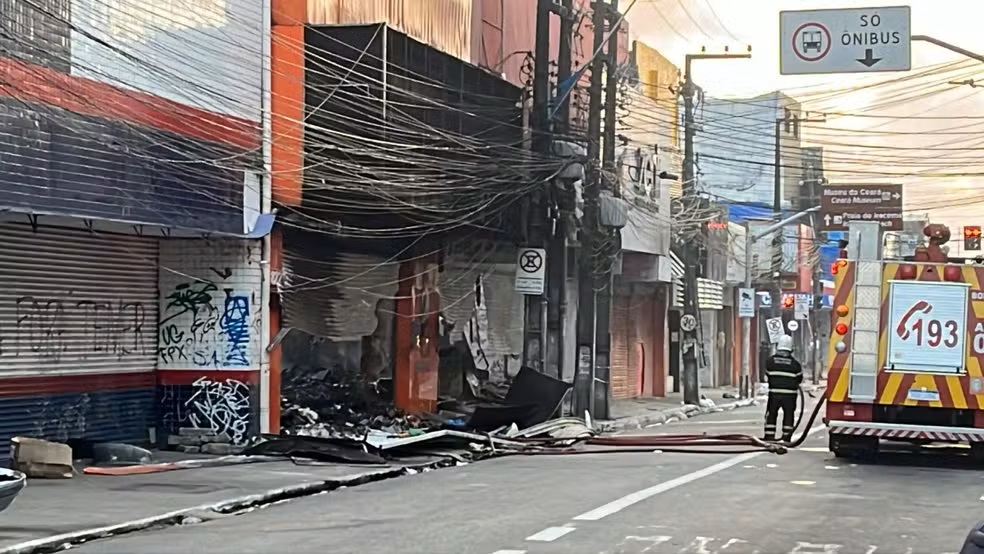 Incêndio de grandes proporções que atingiu lojas no Centro de Fortaleza foi controlado