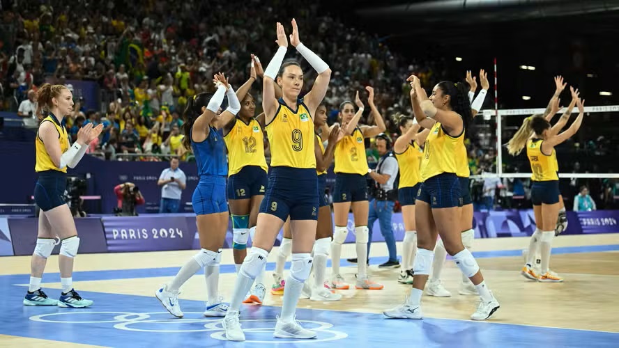 Vôlei feminino estreia com vitória tranquila em Paris