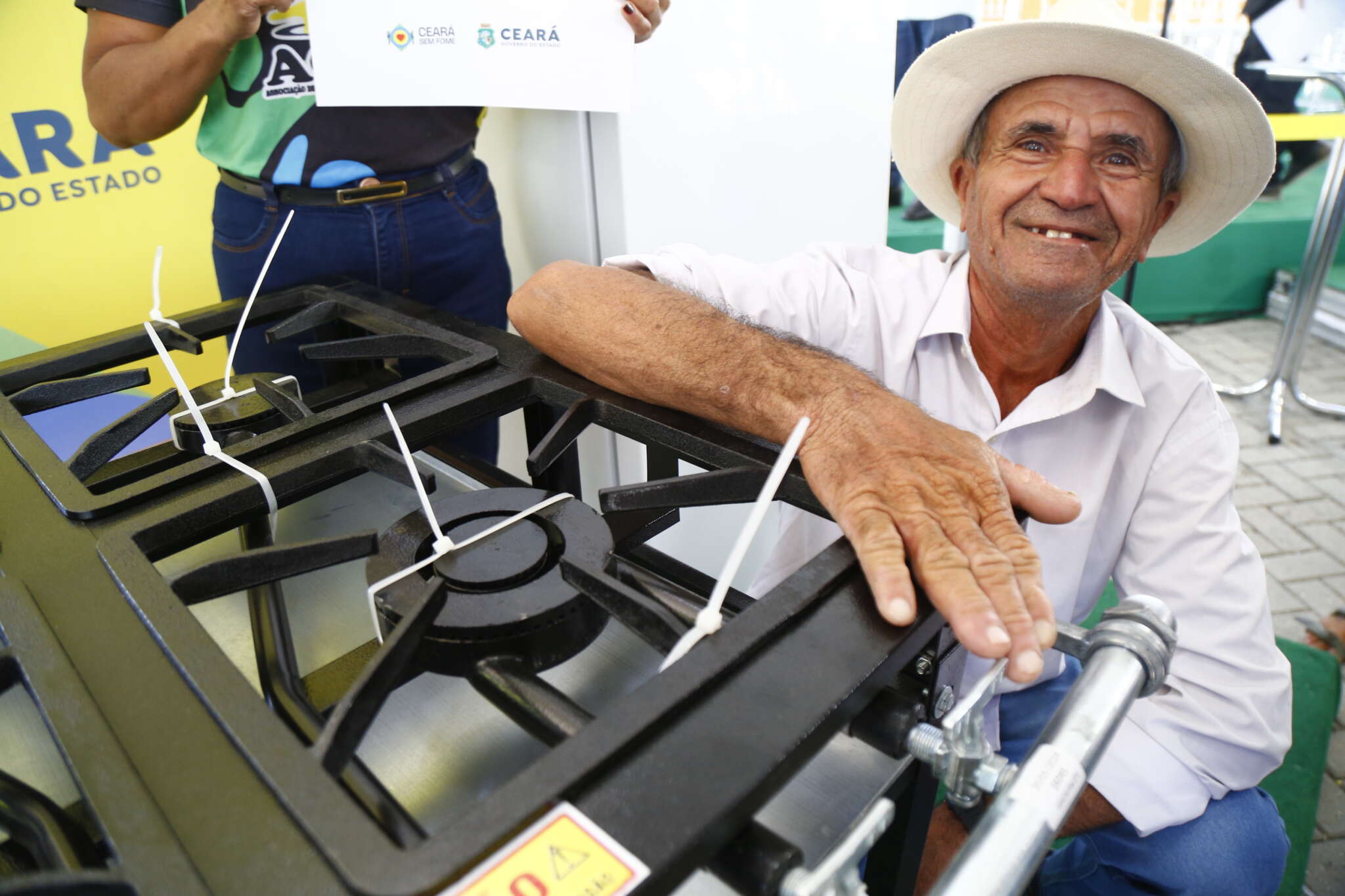 Ceará Sem Fome: cozinhas solidárias do Interior recebem fogões industriais e refrigeradores