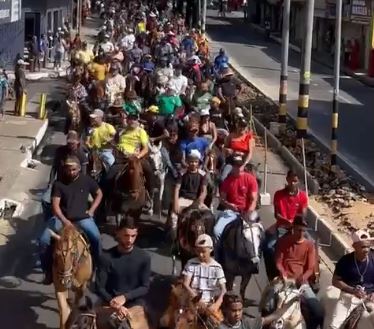 Cavalgada da 46ª Vaquejada de Juazeiro do Norte toma as ruas da cidade