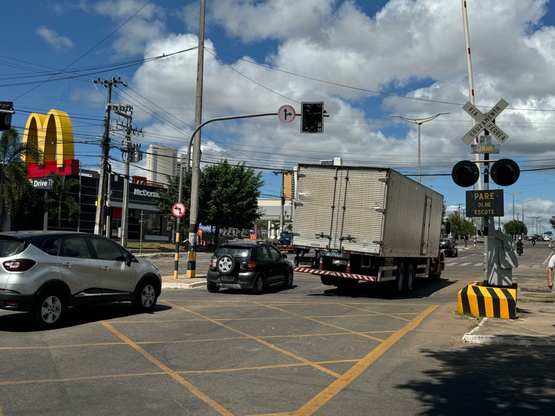 semáforos da avenida Padre Cícero param de funcionar após falta de energia no bairro Salesianos