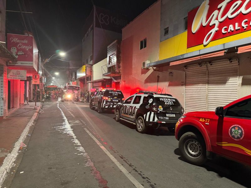 AO VIVO: galpão da Azteca Calçados pega fogo no centro da cidade de Juazeiro do Norte