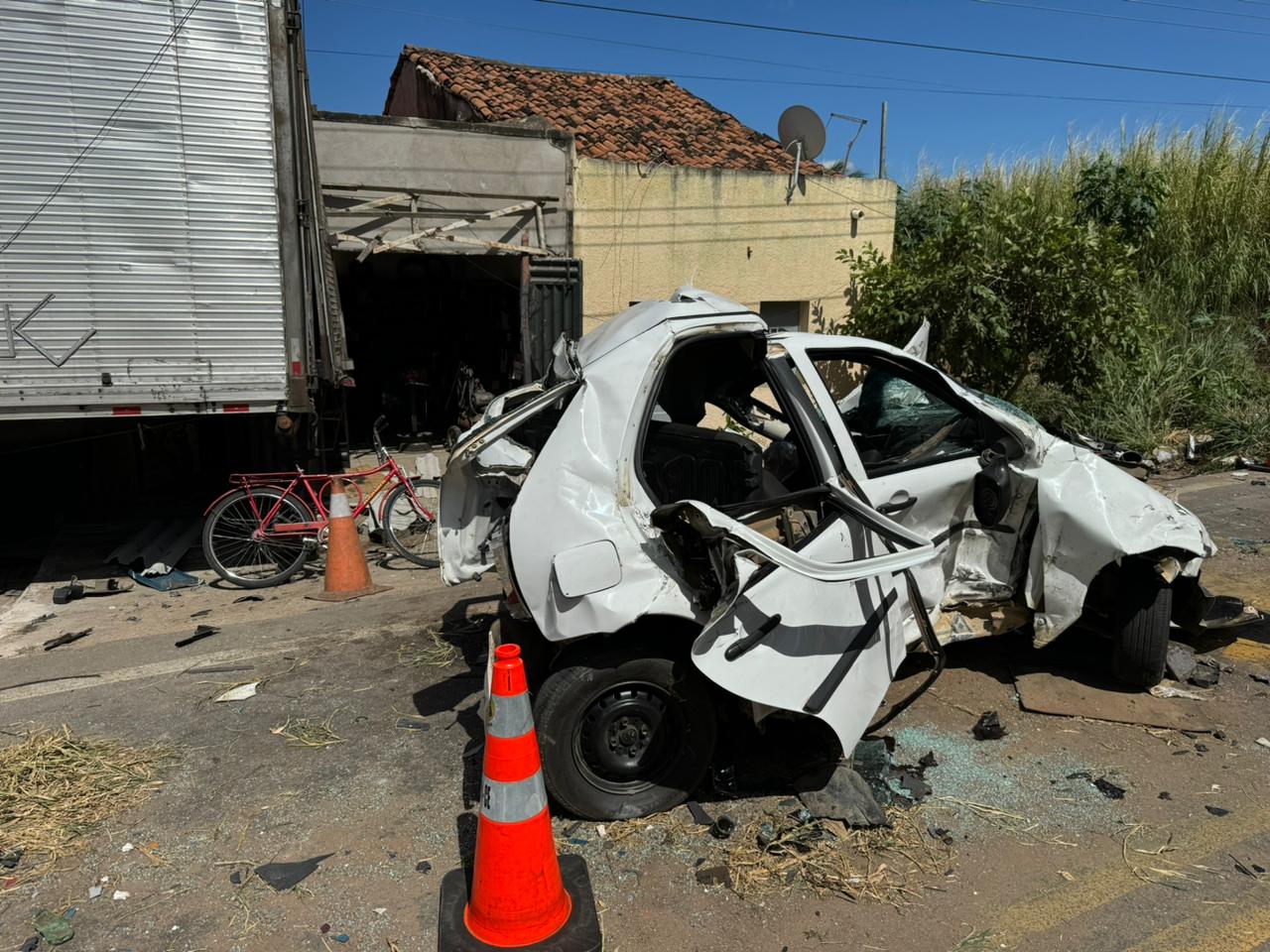 AO VIVO: caminhão sem freio atinge veículos e casas no distrito de Dom Quintino, em Crato