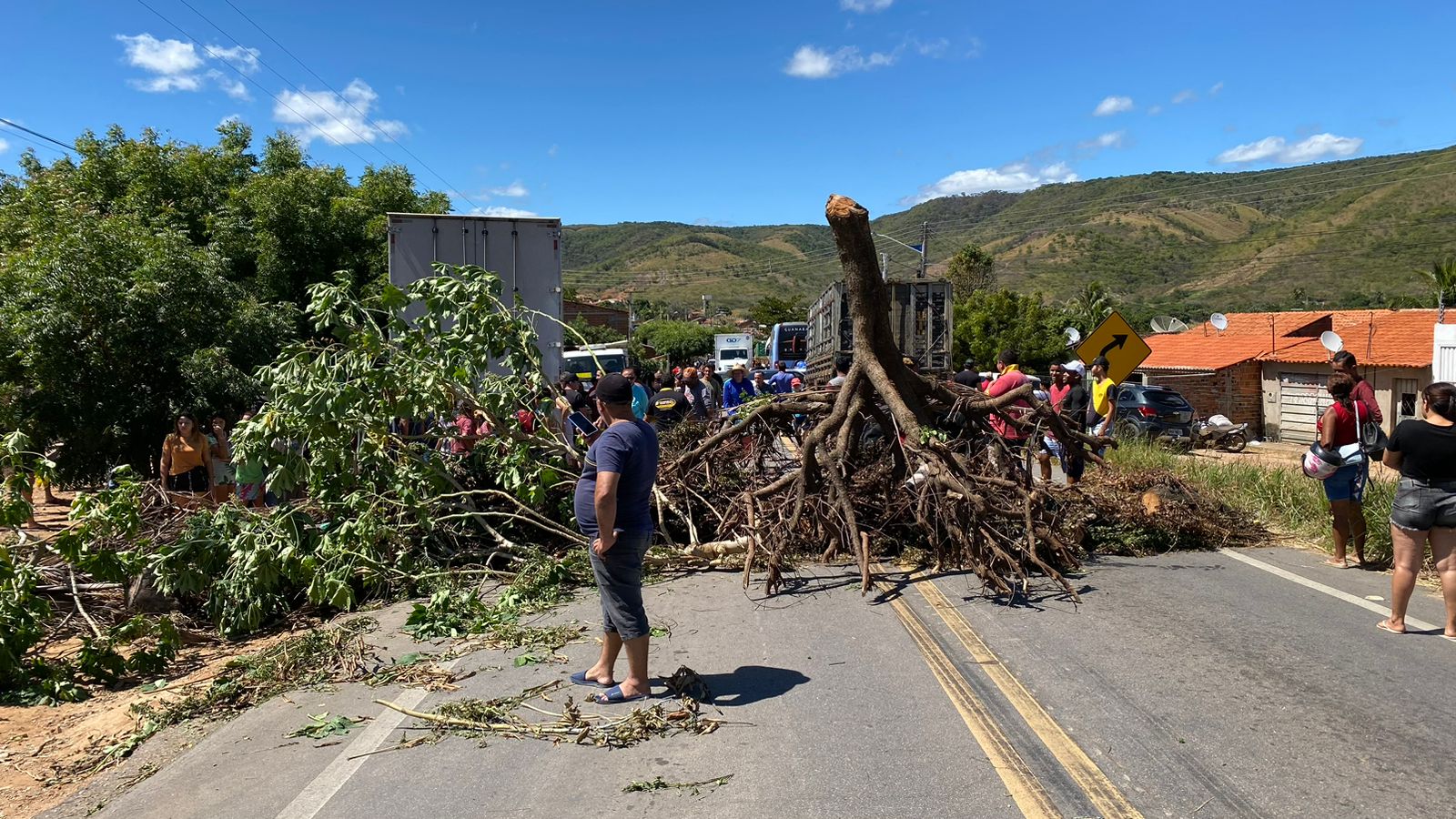 Moradores do Dom Quintino se revoltam com acidente e bloqueiam estrada, pedindo melhorias