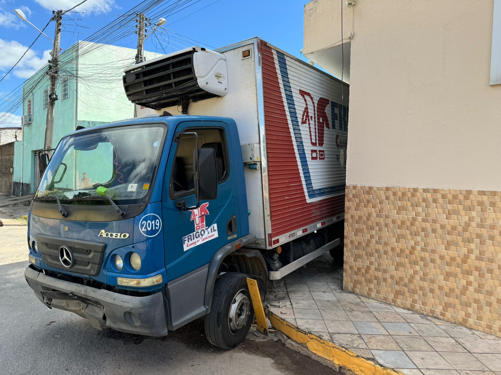 AO VIVO: caminhão desgovernado atinge veículos perto de uma oficina no bairro Seminário, em Crato