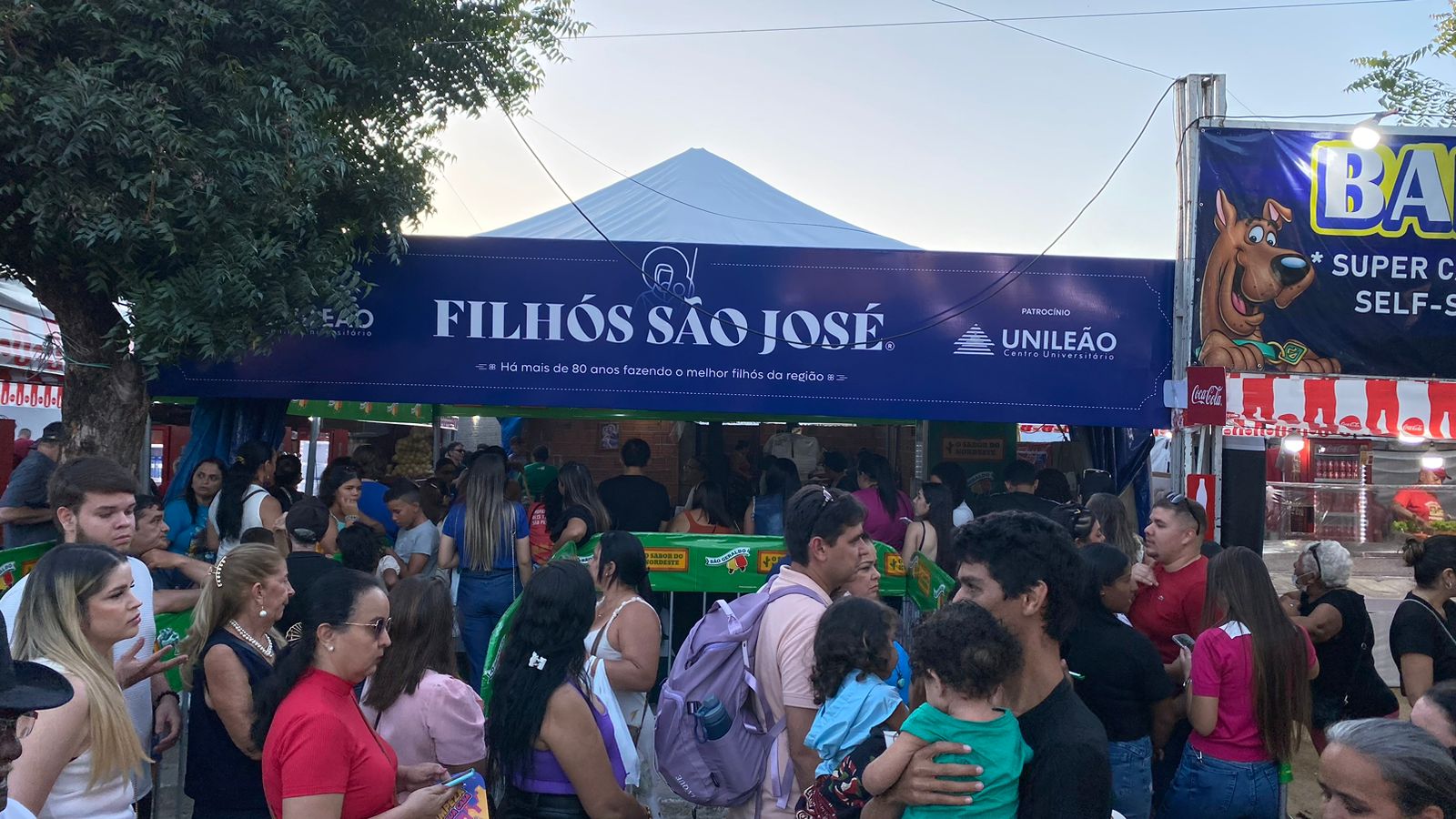 Fila imensa na barraca de Filhós São José para saborear o biscoito mais procurado durante a Expocrato