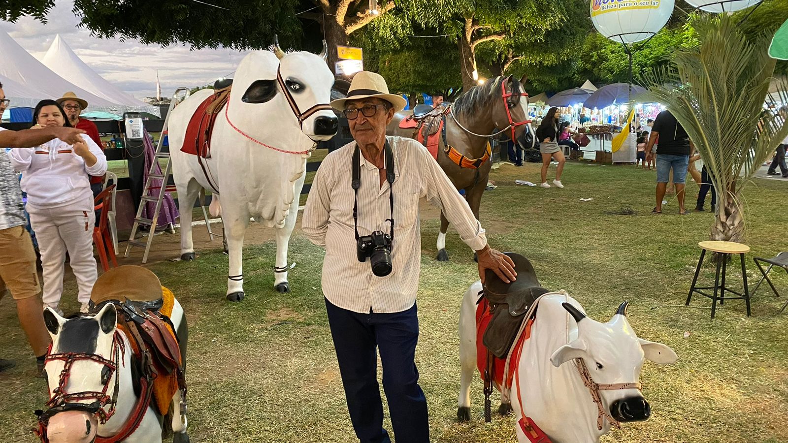 Saiba quem é o responsável por fotografar visitantes da Expocrato nos cavalos e bois cenográficos