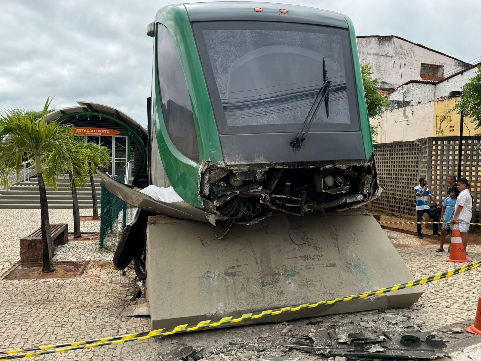 AO VIVO: Metrô do Cariri bate no muro de proteção na cidade do Crato e passageiros ficam feridos