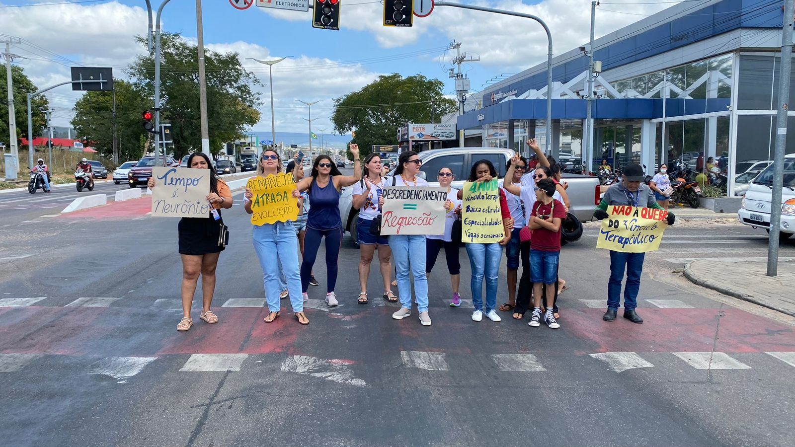 AO VIVO: pais e responsáveis por crianças autistas protestam contra descredenciamento dos atendimentos pelo plano da Hapvida no Cariri