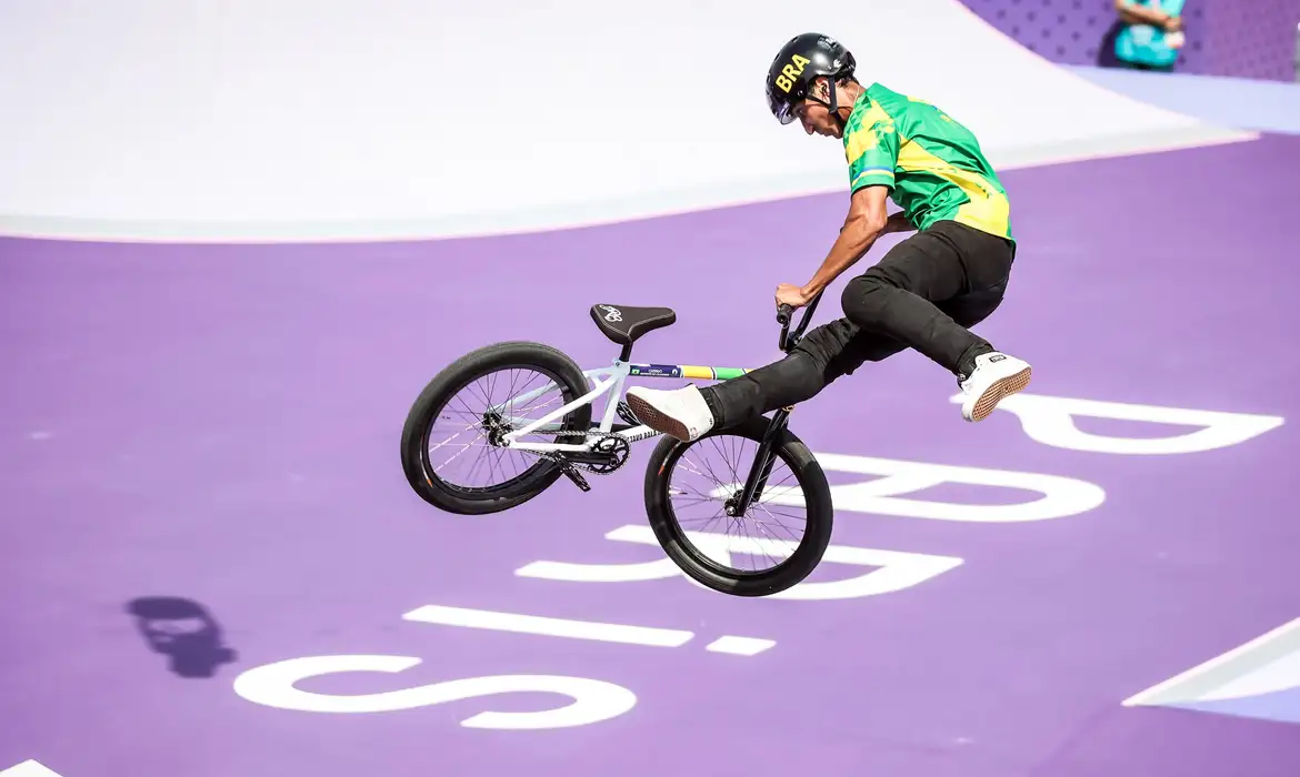 Gustavo Bala Loka põe Brasil na final do ciclismo BMX na Olimpíada