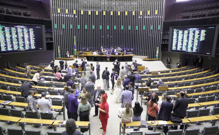 Câmara aprova regime de urgência para cinco propostas