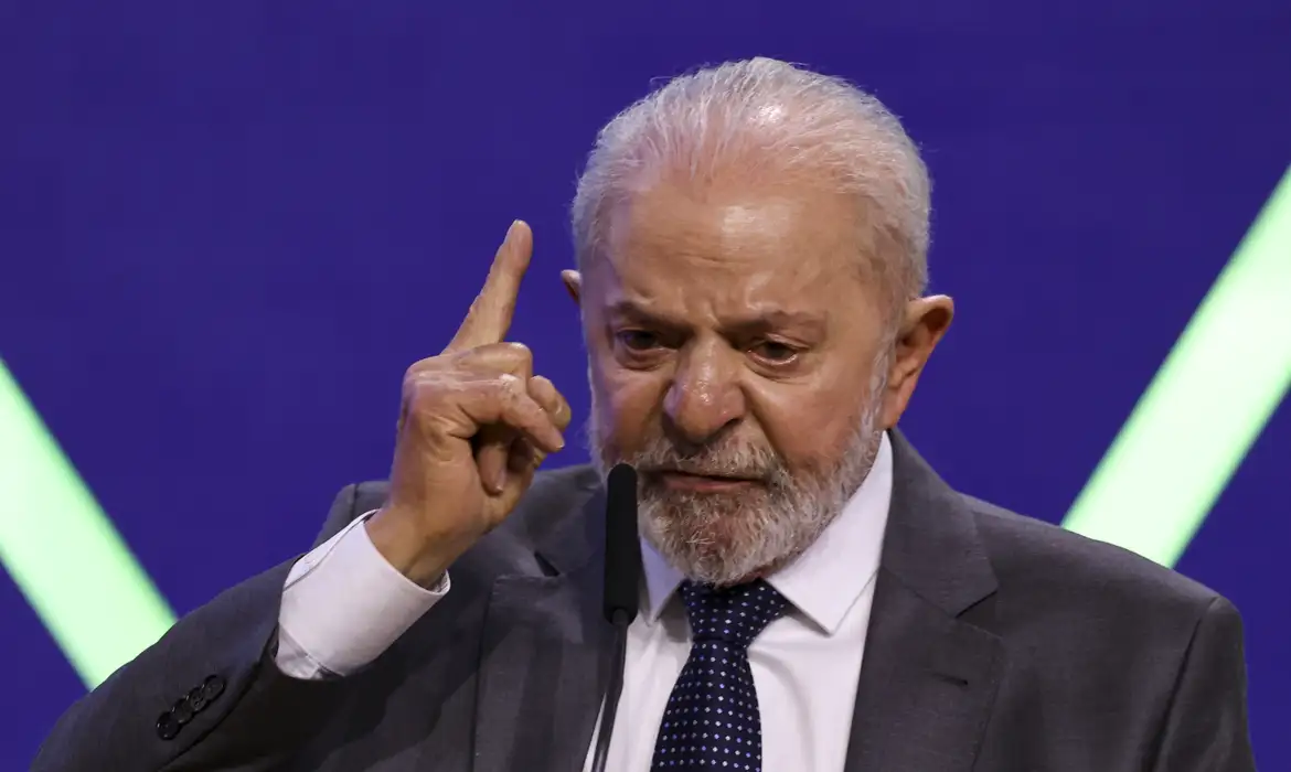 Lula sanciona com vetos lei que desonera 17 setores da economia