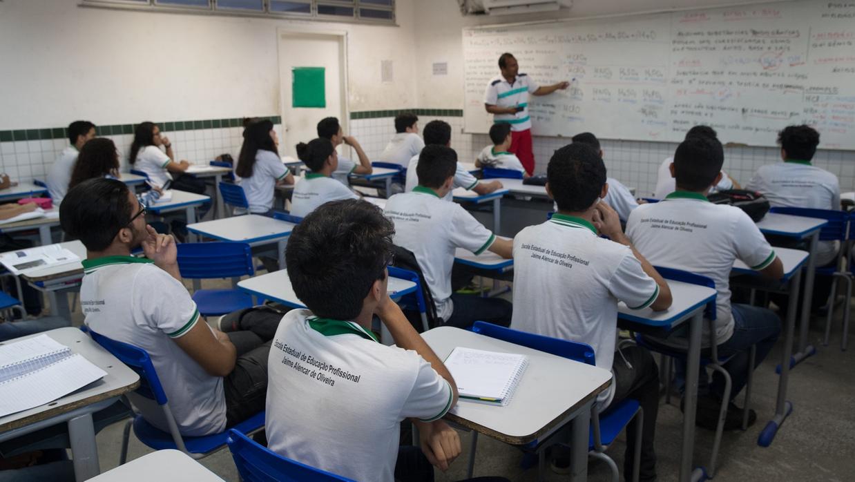 Governador Elmano anuncia promoções e pagamentos a professores da rede estadual para agosto e setembro