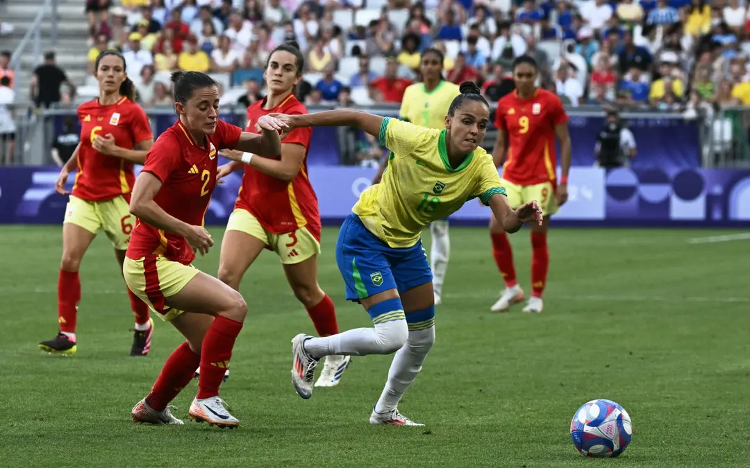 Futebol feminino perde para a Espanha, mas avança para as quartas