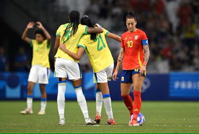 Brasil derrota Espanha e garante lugar na final do futebol feminino