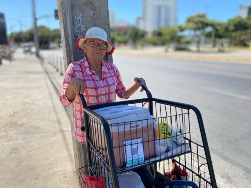 Rosa Maria dos Santos tem 72 anos e atua como vendedora ambulante de lanches, em Juazeiro do Norte.