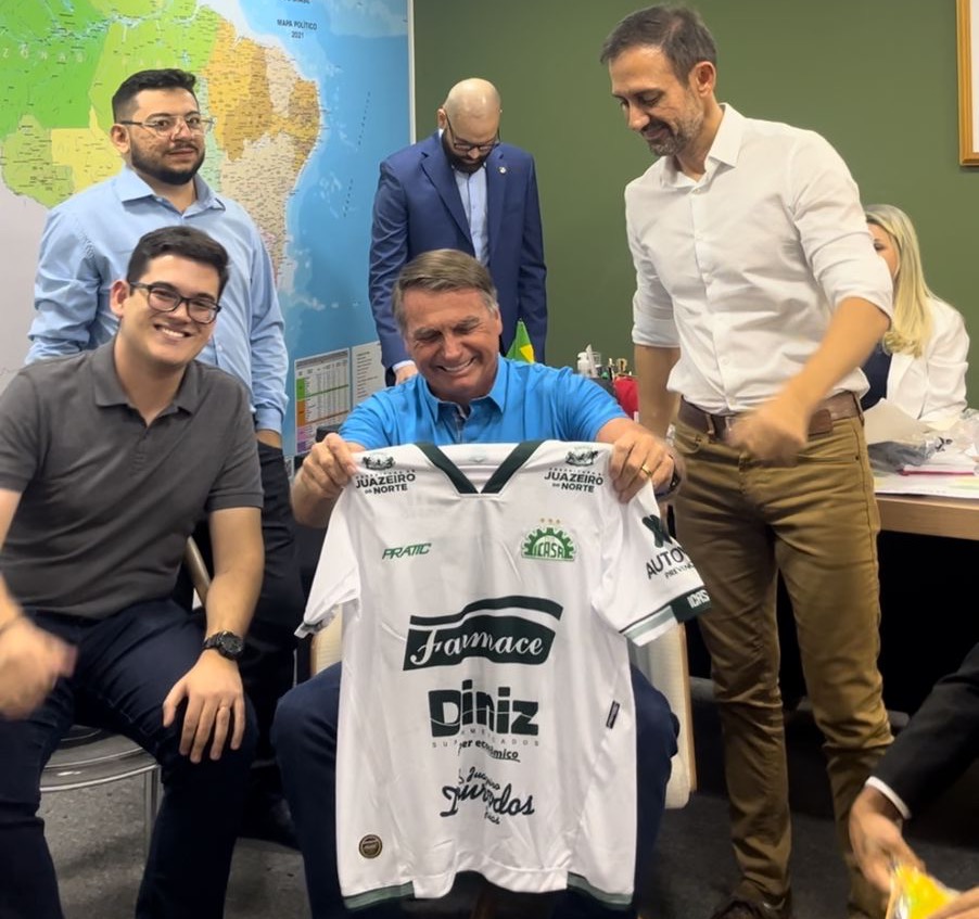 Pré-candidato a vereador de Juazeiro do Norte, Boaz David presenteia Bolsonaro com camisa do Icasa