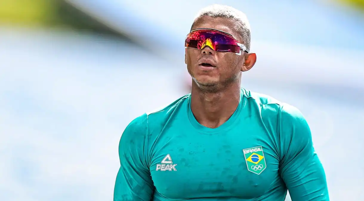 Isaquias Queiroz avança direto à semifinal da canoa individual