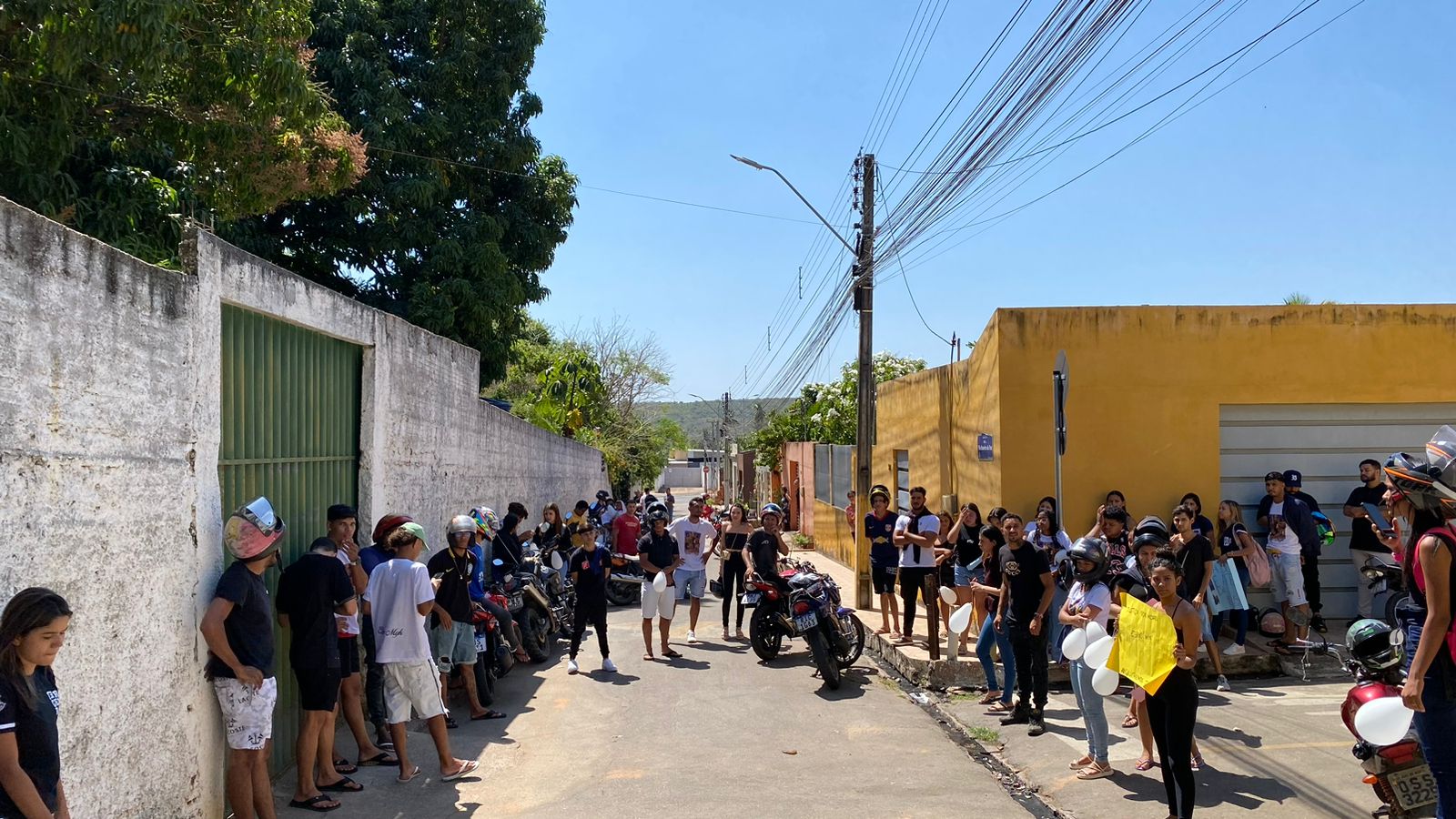 AO VIVO: familiares e amigos de jovem morto a facadas em Juazeiro do Norte se manifestam em frente ao Núcleo de Homicídios