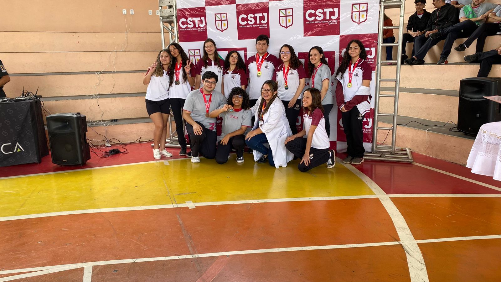 Alunos do Colégio Santa Teresa de Jesus são premiados com várias medalhas na olímpiada de língua inglesa, em Londres