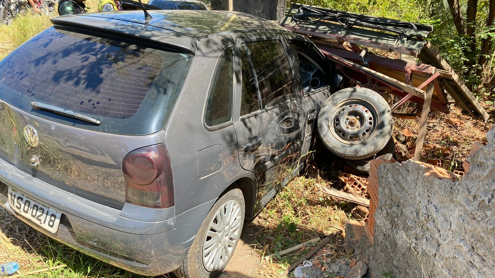 AO VIVO: motorista de carro faz ultrapassagem pelo acostamento e bate em um carroceiro na cidade do Crato