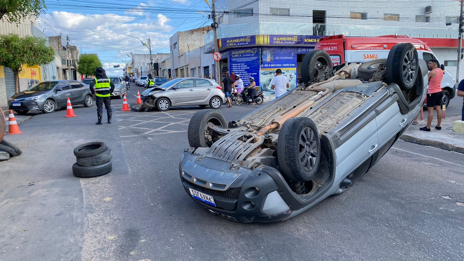 AO VIVO: carro capota após ser atingido por outro veículo na cidade de Juazeiro do Norte