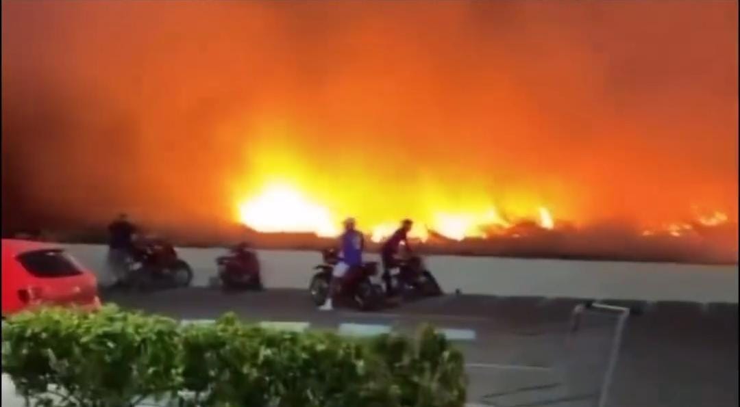 Incêndio em terreno no bairro Aeroporto assusta populares e alerta para riscos das queimadas nesta época do ano