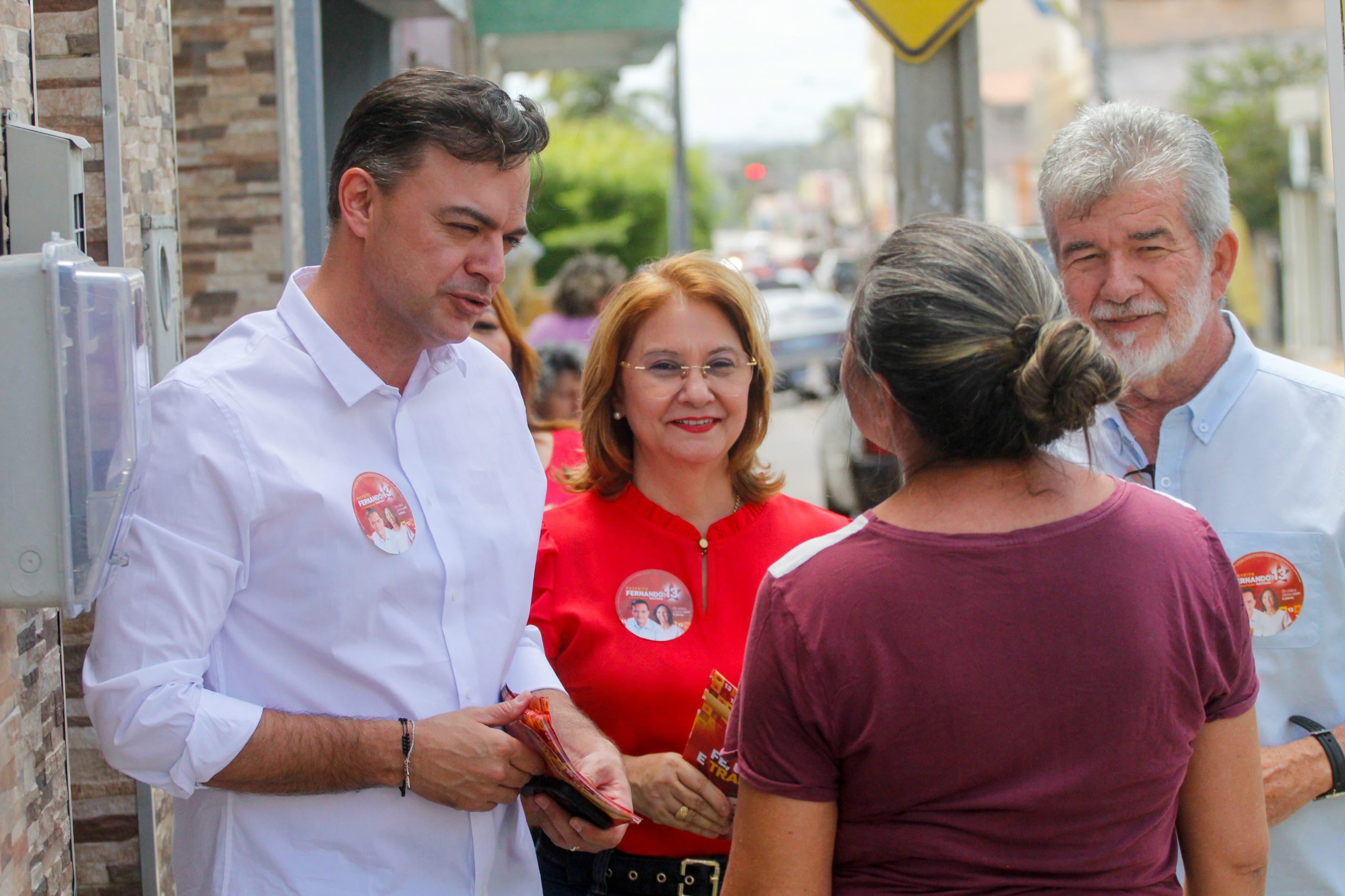 Fernando Santana visita comerciantes e concede entrevistas à imprensa