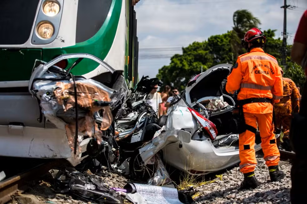 Mãe, irmã e filho de 6 anos da motorista morrem em acidente entre carro e VLT em Fortaleza