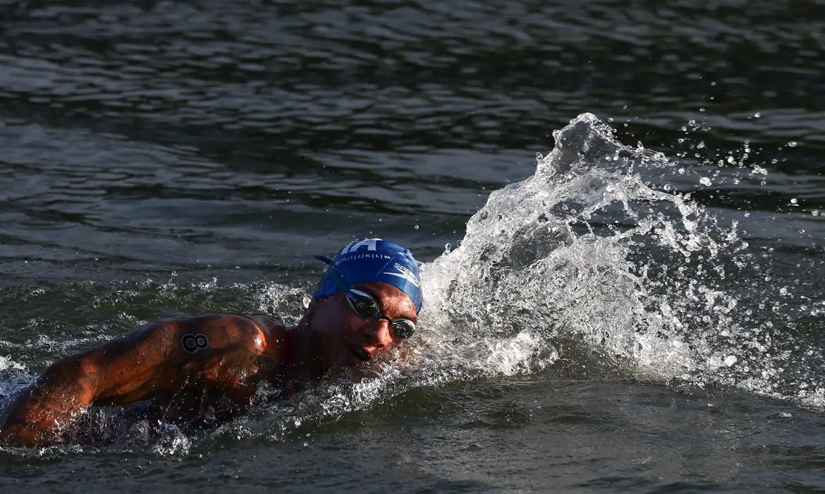 Ana Marcela Cunha briga, mas termina em 4º lugar na maratona aquática