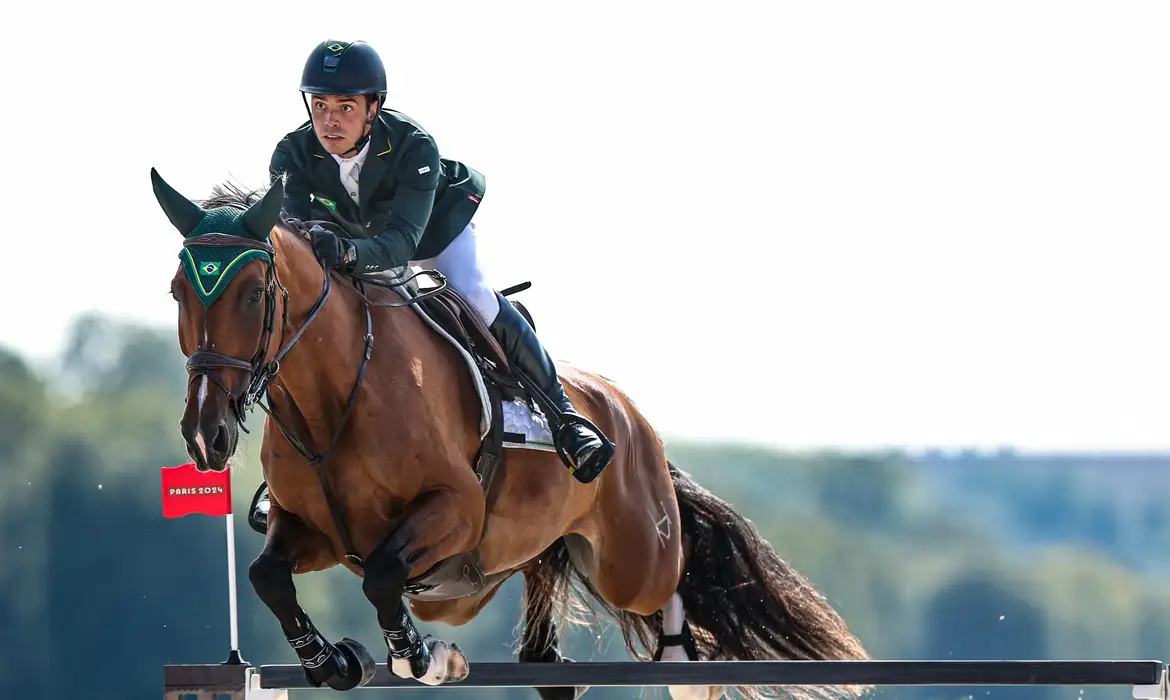 Stephan Barcha é quinto no concurso de saltos do hipismo em Paris