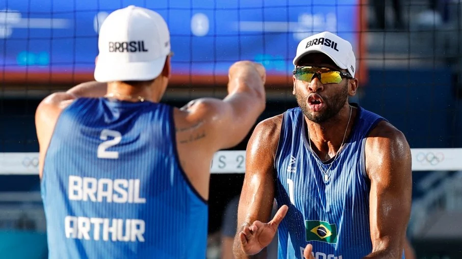 Vôlei de praia: Evandro e Arthur avançam para as oitavas em Paris