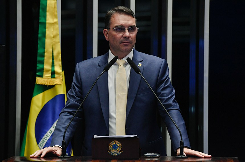 Flávio Bolsonaro pede impeachment de Alexandre de Moraes