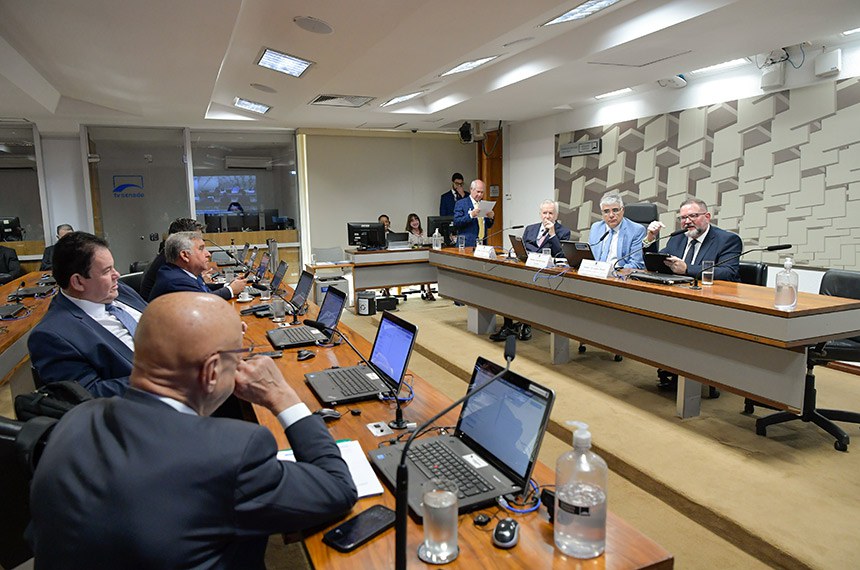 Debatedores atribuem queda de audiência em canais de direita a ‘censura’