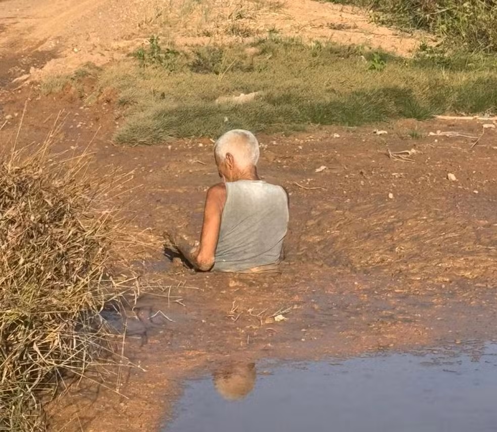 Idoso é resgatado pelos bombeiros após ficar 1h atolado em lamaçal em Fortaleza