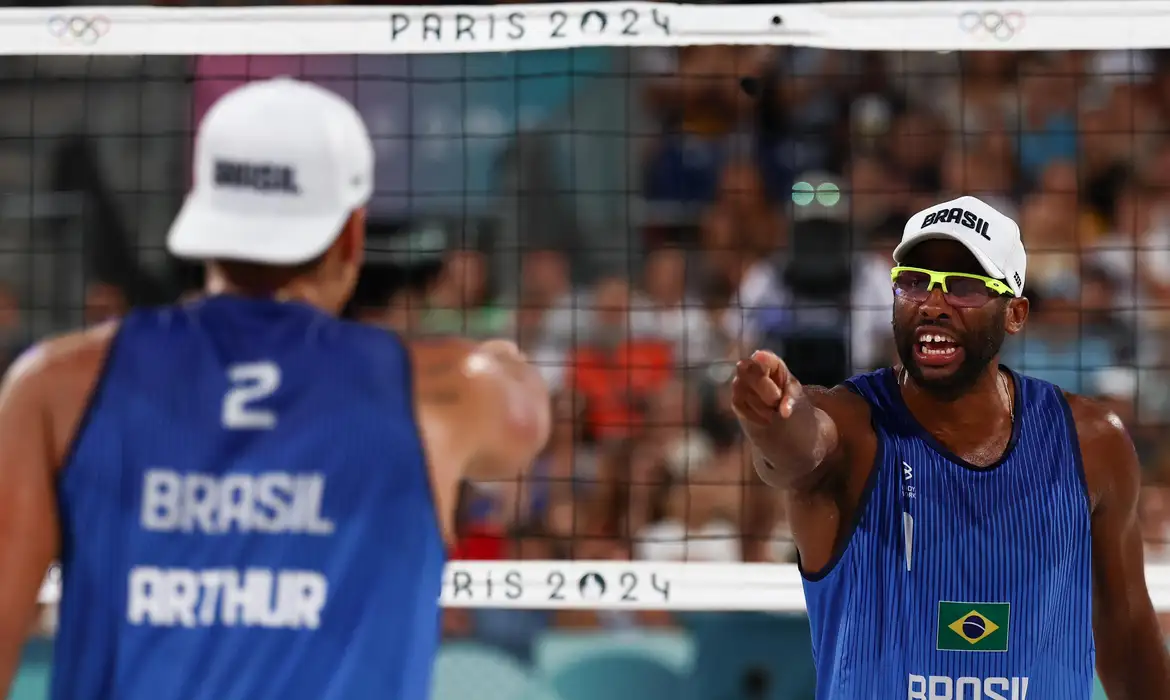 Evandro e Arthur Lanci avançam para quartas do vôlei de praia