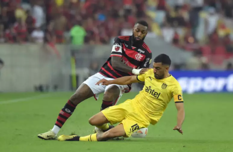 Flamengo joga mal e perde para o Peñarol no Maracanã