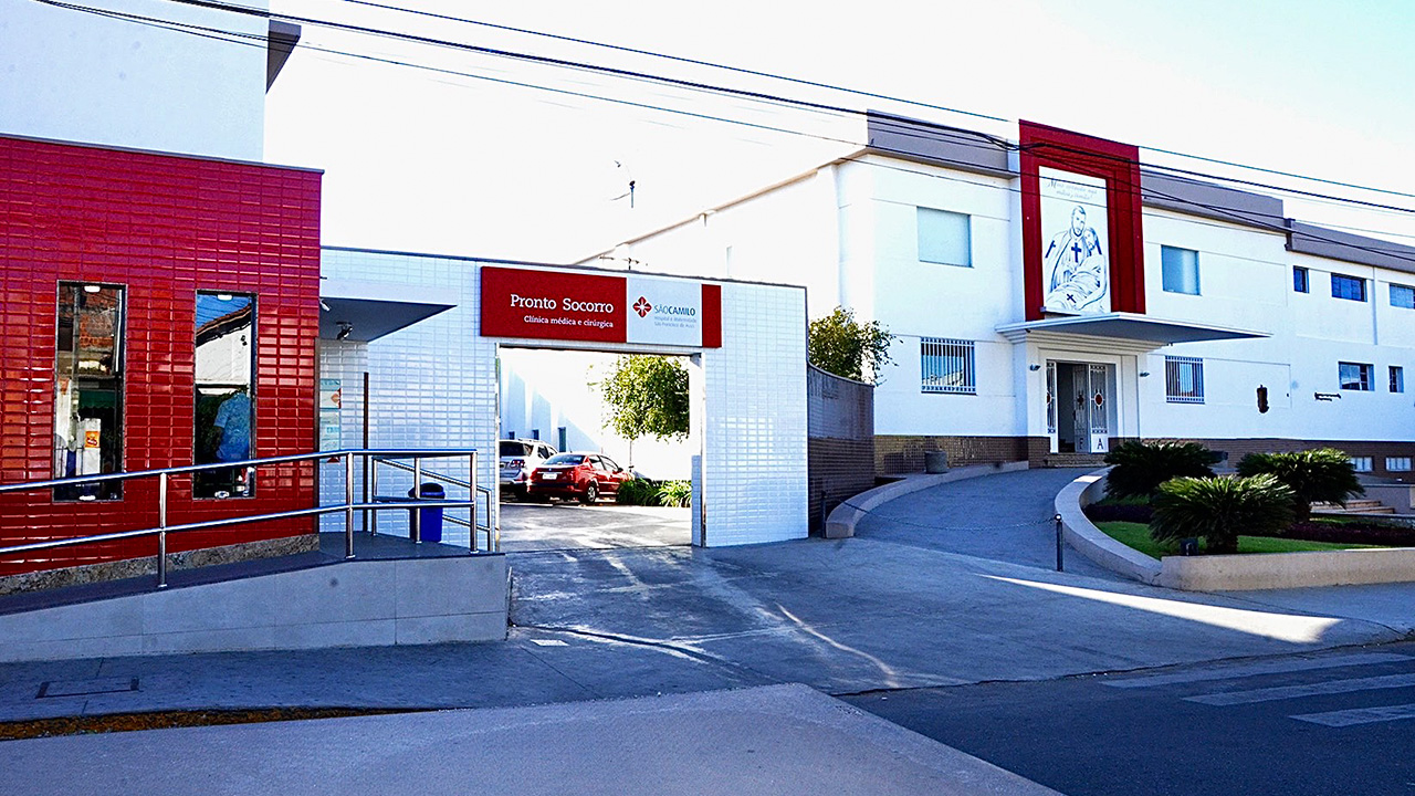 Pacientes do Hospital São Camilo em Crato reclamam da falta de climatização e da demora nos atendimentos