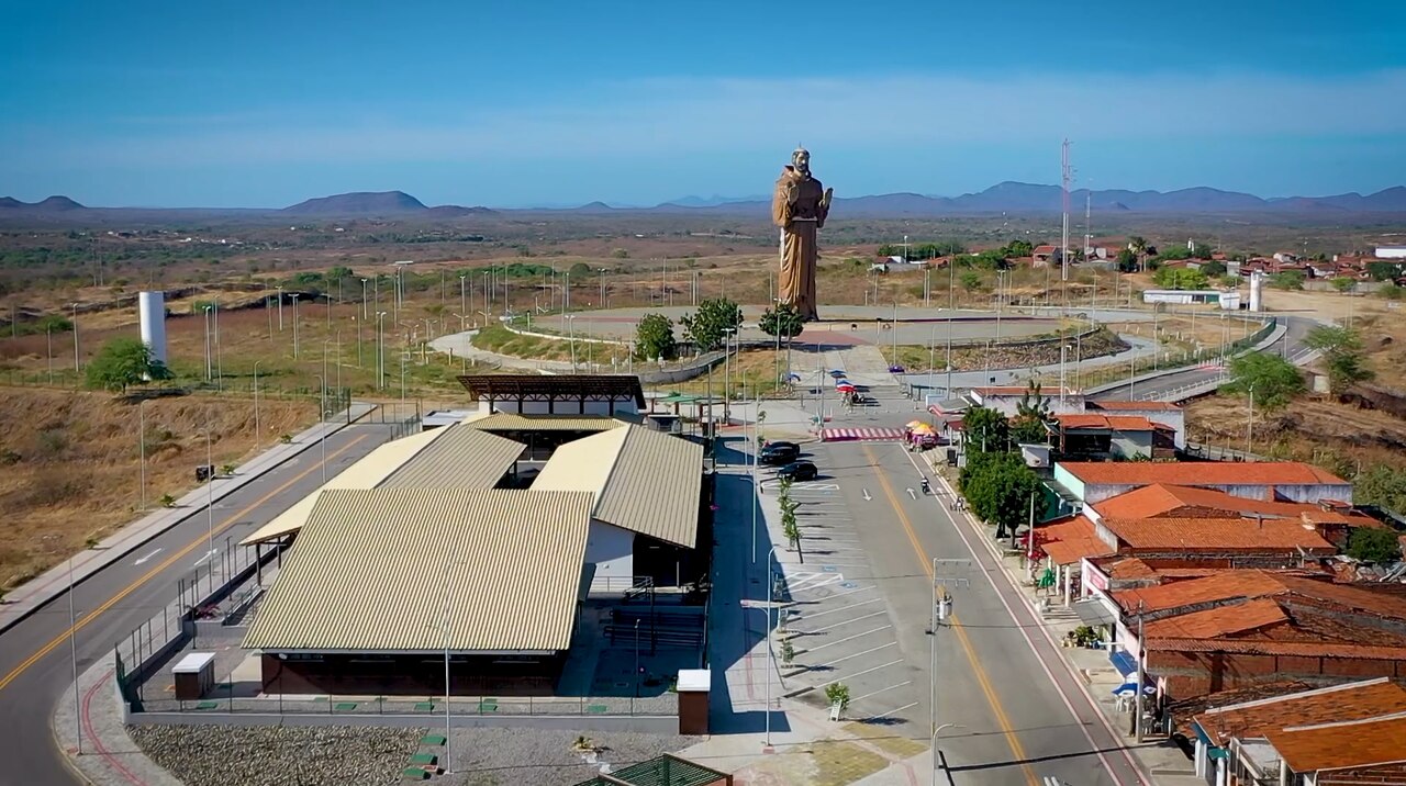 Em Canindé, moradores e visitantes já podem aproveitar novo espaço com vista para estátua de São Francisco