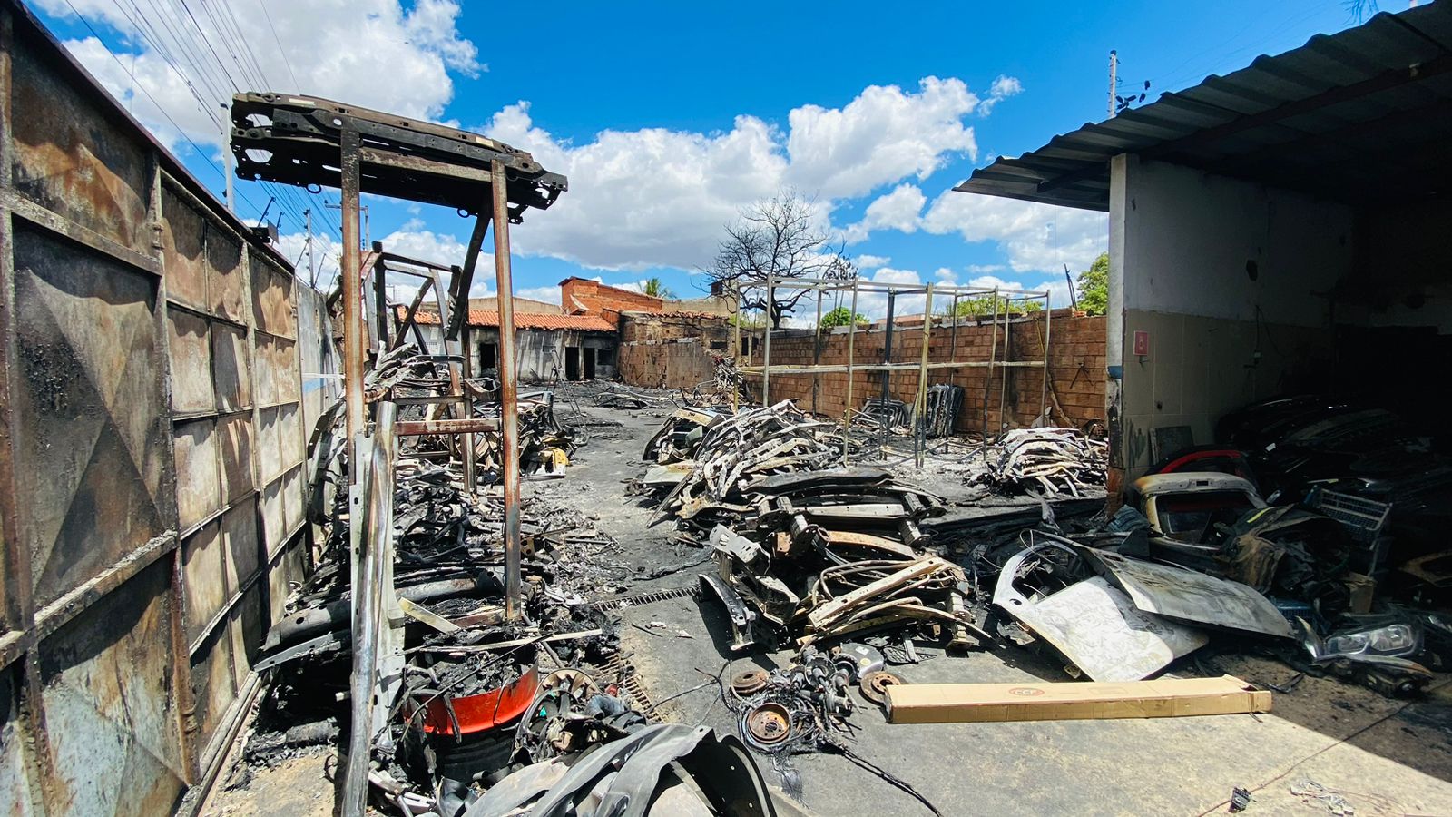 AO VIVO: confira o que restou do incêndio em terreno e que atingiu sucataria no Crato