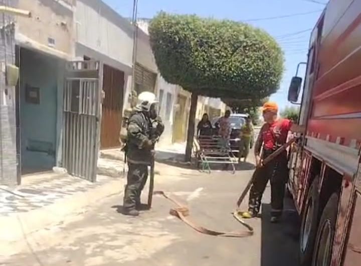 AO VIVO: homem é preso após atear fogo na cozinha de uma residência no bairro Franciscanos, em Juazeiro do Norte