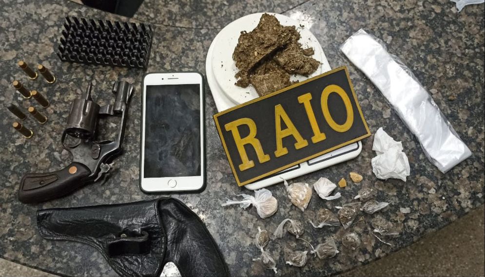 Raio apreende armas de fogo e captura menor de 17 anos por tráfico de drogas em Crato