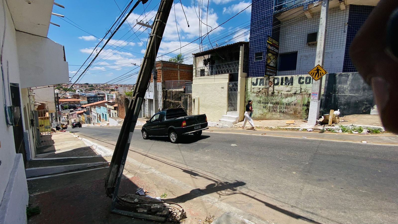 Poste de telefonia prestes a cair causa preocupação a moradores do Seminário, no Crato