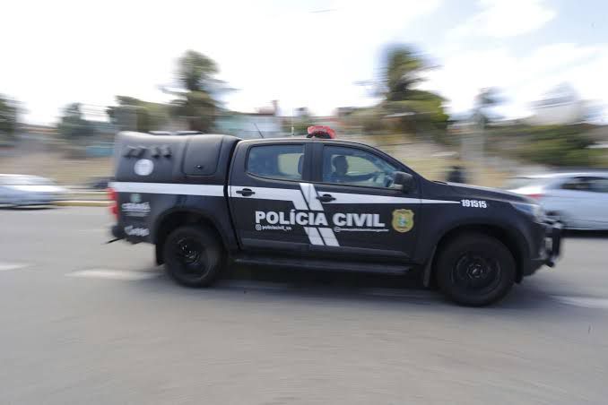 Mulher é presa por revender crack na porta da escola de seu filho, em Juazeiro do Norte