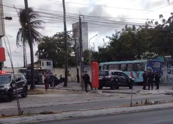 Bomba caseira é achada dentro de ônibus em Fortaleza e polícia usa braço robótico para removê-la