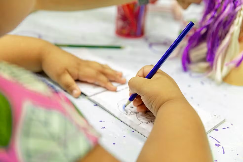 Criança de 7 anos com autismo relata abuso através de desenhos e avô de 81 anos preso, no Crato