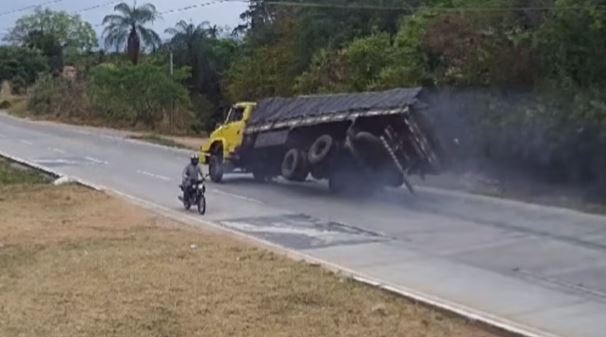 Confira o momento em que caminhão tomba na CE-292, em Crato