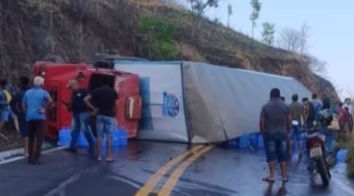 Caminhão com garrafões de água tomba numa rodovia em Caririaçu, e acidente entre carro e moto é registrado em Juazeiro do Norte